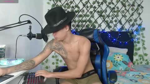 Snapshot of angel_latinguy chatting on 11.01.25 Angel online show from 11.01.25