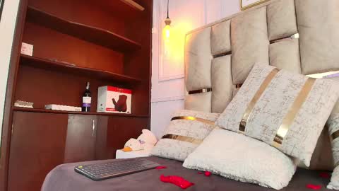 Nicolle  online show from 02.14.25