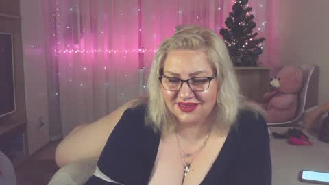 Snapshot of angelinaglam chatting on 12.20.24 AngelinaGlam online show from 12.20.24