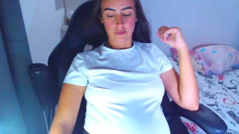 Snapshot of angie_dreamgirl chatting on 02.04.25 IG angie dreamgirl01 online show from 02.04.25
