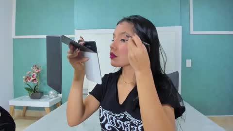 Snapshot of ania_gomez chatting on 10.17.25 Ania online show from 10.17.25