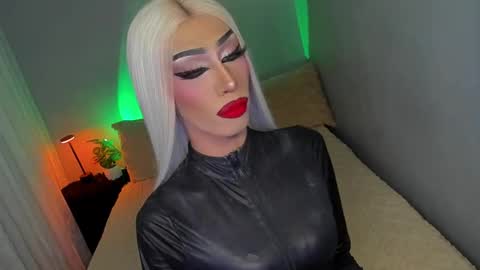 Snapshot of anitacruisze chatting on 09.30.25 Miss Ann online show from 09.30.25