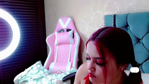 Snapshot of anne_julienne chatting on 01.14.25 online show from 01.14.25