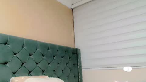 Snapshot of anne_julienne chatting on 02.04.25 online show from 02.04.25