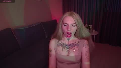 Snapshot of annetenet chatting on 09.25.25 Annet online show from 09.25.25