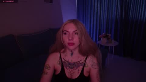 Snapshot of annetenet chatting on 09.26.25 Annet online show from 09.26.25