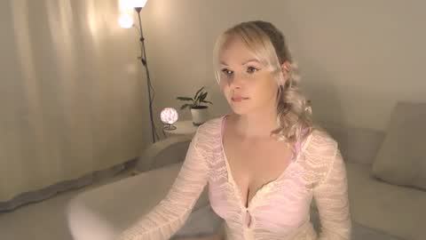 Snapshot of annett chatting on 09.17.25 Annett online show from 09.17.25