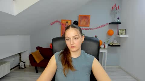 Snapshot of annewilsonn chatting on 10.30.25 annewilsonn online show from 10.30.25