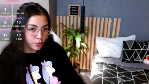 Annie Volker online show from 10.05.25