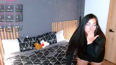 Annie Volker online show from 10.06.25