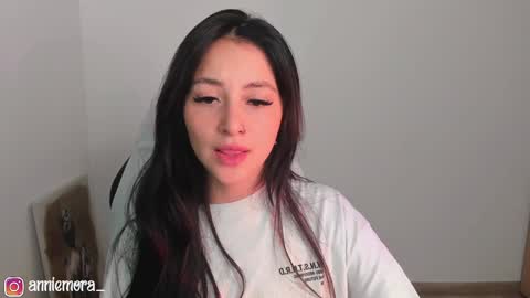 Snapshot of anniemora_ chatting on 01.08.25 Annie online show from 01.08.25