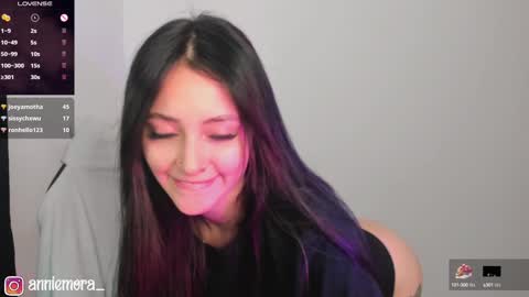 Snapshot of anniemora_ chatting on 01.15.25 Annie online show from 01.15.25