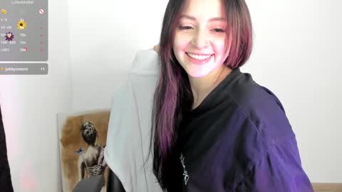 Snapshot of anniemora_ chatting on 02.07.25 Annie online show from 02.07.25