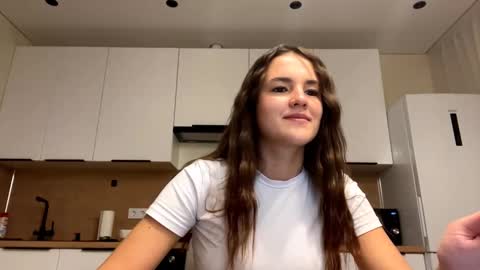 Snapshot of annisguion chatting on 09.10.25 Leila Bruno online show from 09.10.25