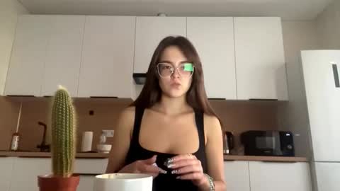 Snapshot of annisguion chatting on 09.11.25 Leila Bruno online show from 09.11.25