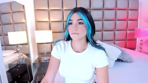 Snapshot of annyhizzle chatting on 02.01.25 online show from 02.01.25