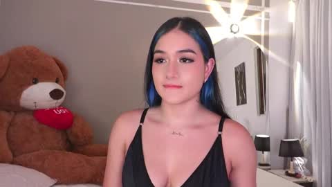 Snapshot of annyhizzle chatting on 11.05.25 online show from 11.05.25