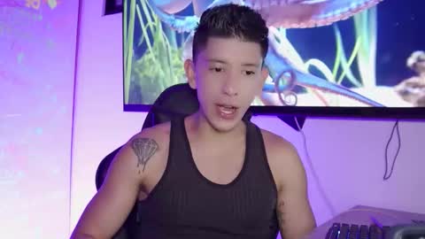 Snapshot of anonhungboy chatting on 11.04.25 anonhungboy online show from 11.04.25