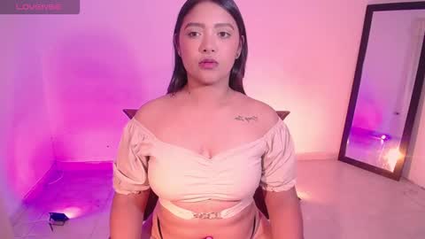 Snapshot of antonella_latin_curvy chatting on 10.08.25 Anne online show from 10.08.25