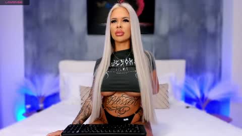 Snapshot of anyas_dolce chatting on 12.20.24 anyas_dolce online show from 12.20.24