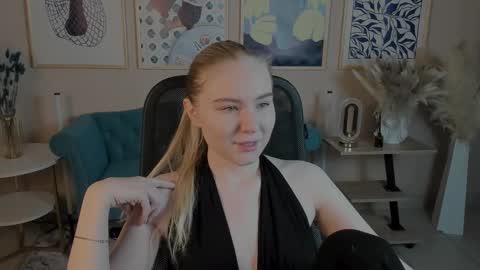 Snapshot of aprilserenity chatting on 10.15.25 April. All year round. online show from 10.15.25