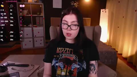 Snapshot of arizonaa_muse chatting on 02.21.25 Astrid online show from 02.21.25