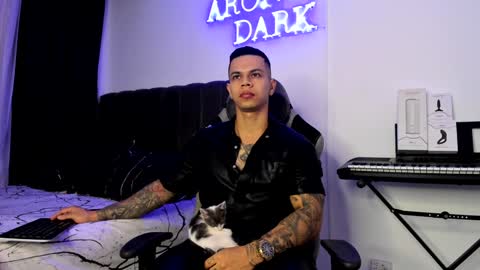 Snapshot of arondark chatting on 01.10.25 DarkMaster online show from 01.10.25