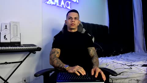 Snapshot of arondark chatting on 01.11.25 DarkMaster online show from 01.11.25