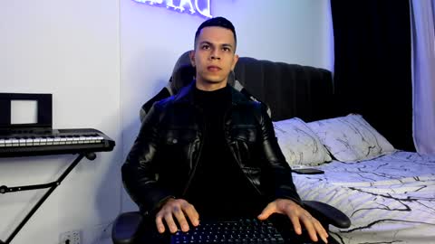 Snapshot of arondark chatting on 01.11.25 DarkMaster online show from 01.11.25