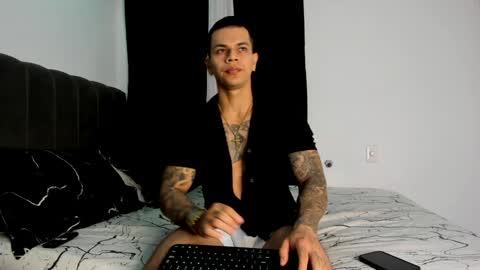 Snapshot of arondark chatting on 02.05.25 DarkMaster online show from 02.05.25