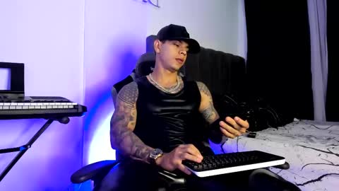 Snapshot of arondark chatting on 03.04.25 DarkMaster online show from 03.04.25