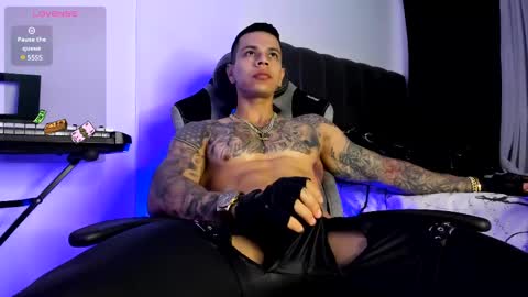 Snapshot of arondark chatting on 03.12.25 DarkMaster online show from 03.12.25