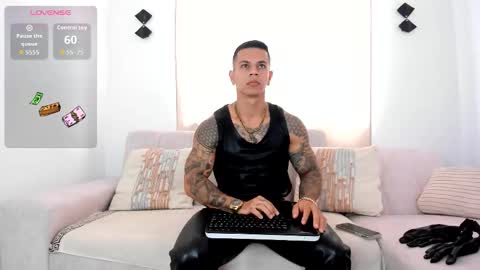 Snapshot of arondark chatting on 10.12.25 DarkMaster online show from 10.12.25