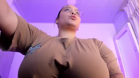 Snapshot of ashanty_vera01 chatting on 12.24.24 ashanty_vera01 online show from 12.24.24
