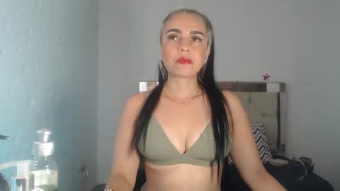 Snapshot of ashley__tylor chatting on 01.14.25 ashley__tylor online show from 01.14.25