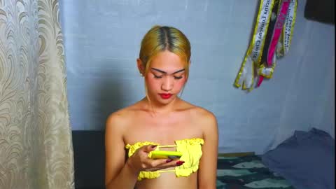 Snapshot of asian_loraine chatting on 10.06.25 LOVELY LORAINE online show from 10.06.25