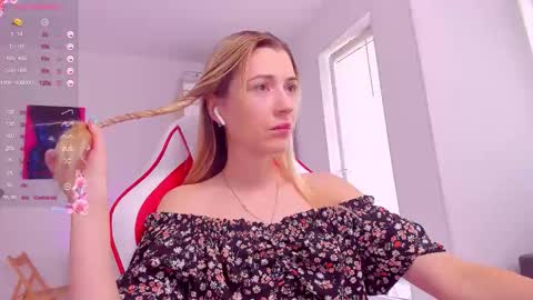 Snapshot of askcaroline chatting on 09.09.25 Caroline online show from 09.09.25