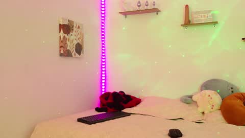 Snapshot of athena_makri05 chatting on 01.04.25 ATENEA MAKRI online show from 01.04.25