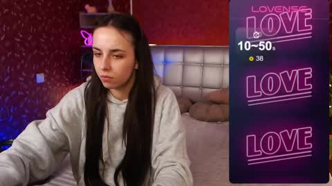 Snapshot of aurora_aksness chatting on 02.12.25 Aurora online show from 02.12.25