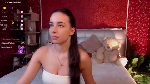 Snapshot of aurora_aksness chatting on 11.20.25 Aurora online show from 11.20.25