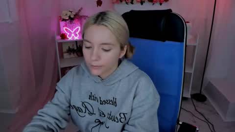 Snapshot of aurorawrenfield chatting on 09.09.25 aurorawrenfield online show from 09.09.25