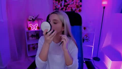 Snapshot of aurorawrenfield chatting on 09.12.25 aurorawrenfield online show from 09.12.25