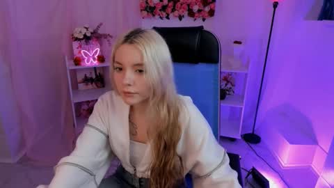 Snapshot of aurorawrenfield chatting on 09.19.25 aurorawrenfield online show from 09.19.25