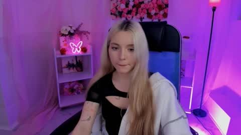 Snapshot of aurorawrenfield chatting on 09.22.25 aurorawrenfield online show from 09.22.25