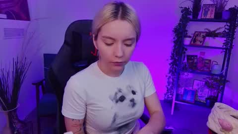 Snapshot of aurorawrenfield chatting on 09.25.25 aurorawrenfield online show from 09.25.25