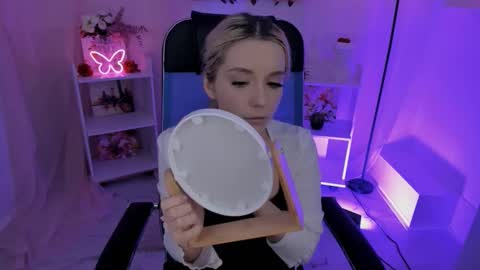 Snapshot of aurorawrenfield chatting on 10.08.25 aurorawrenfield online show from 10.08.25