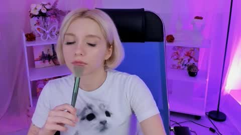 Snapshot of aurorawrenfield chatting on 10.28.25 aurorawrenfield online show from 10.28.25