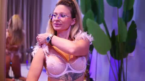 Ava online show from 10.12.25