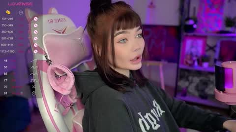 Snapshot of babyroxynill chatting on 12.13.24 Nika online show from 12.13.24
