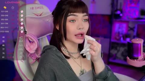 Snapshot of babyroxynill chatting on 12.14.24 Nika online show from 12.14.24